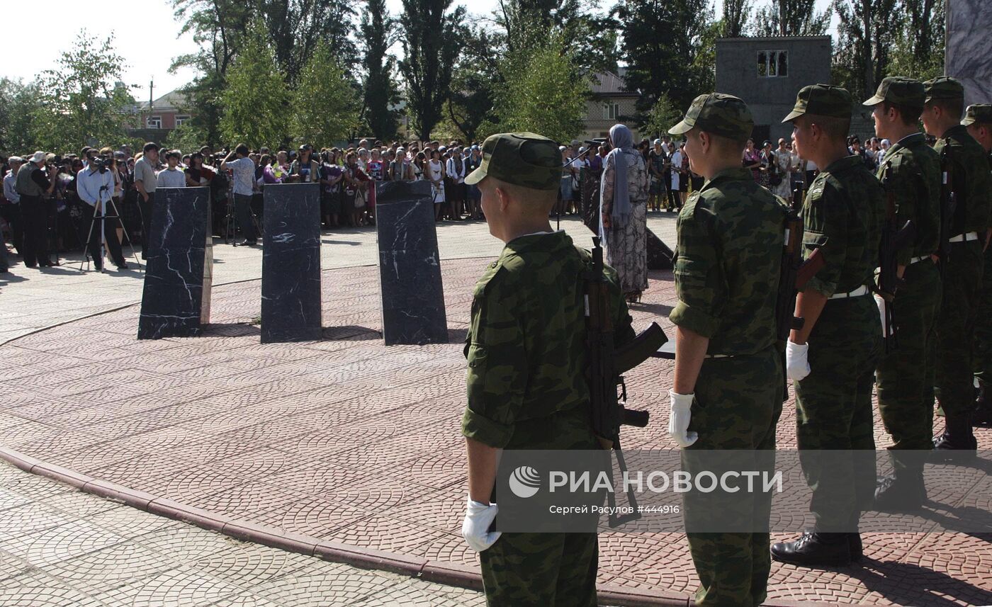 Траурный митинг в память о жертвах теракта в Буйнакске