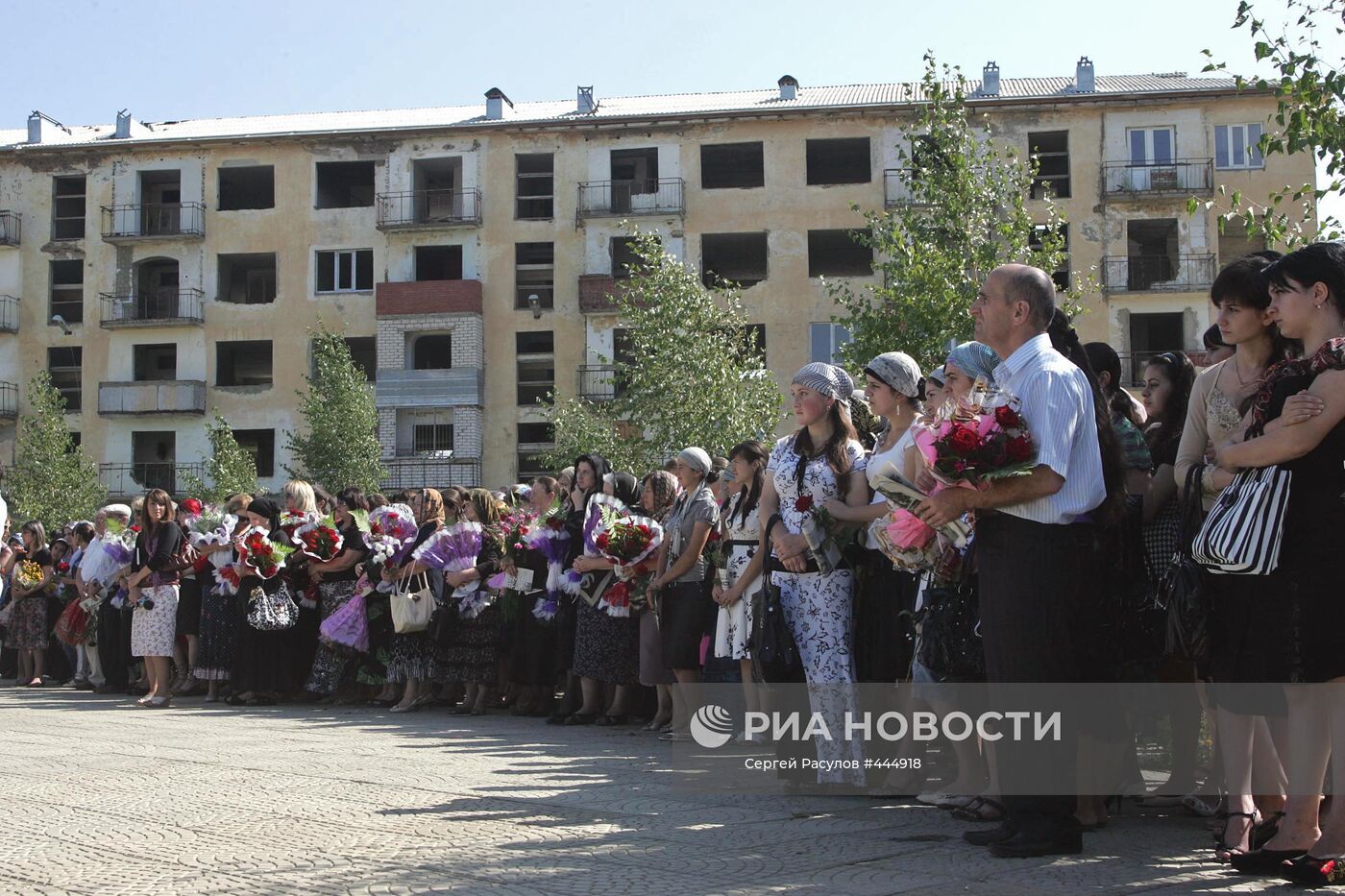 Траурный митинг в память о жертвах теракта в Буйнакске