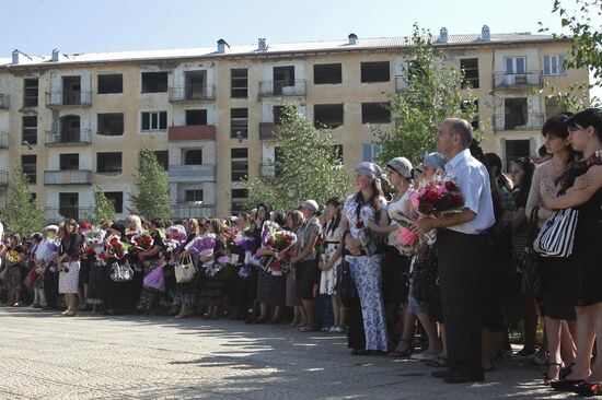Траурный митинг в память о жертвах теракта в Буйнакске