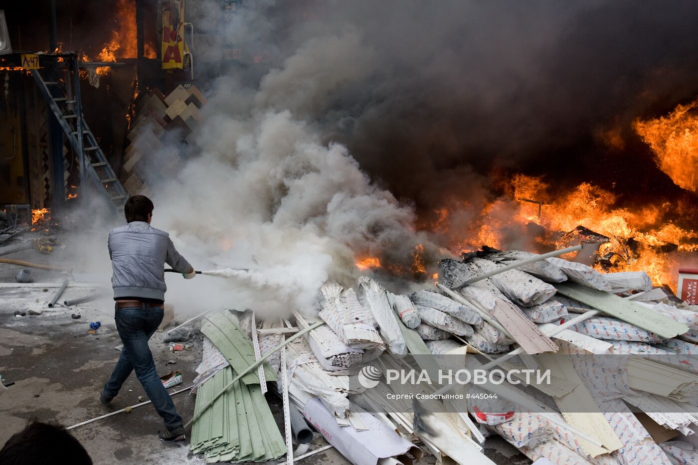 Пожар на Строгинском строительном рынке в Московской области