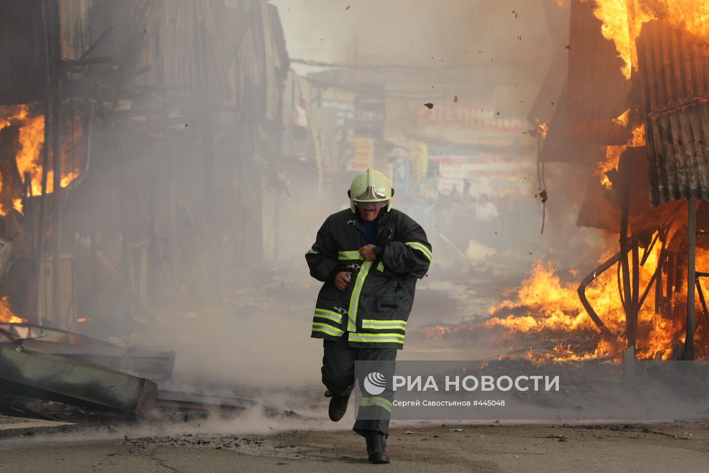 Пожар на Строгинском строительном рынке в Московской области