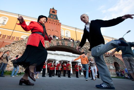 Танцевальные вечера в Александровском саду