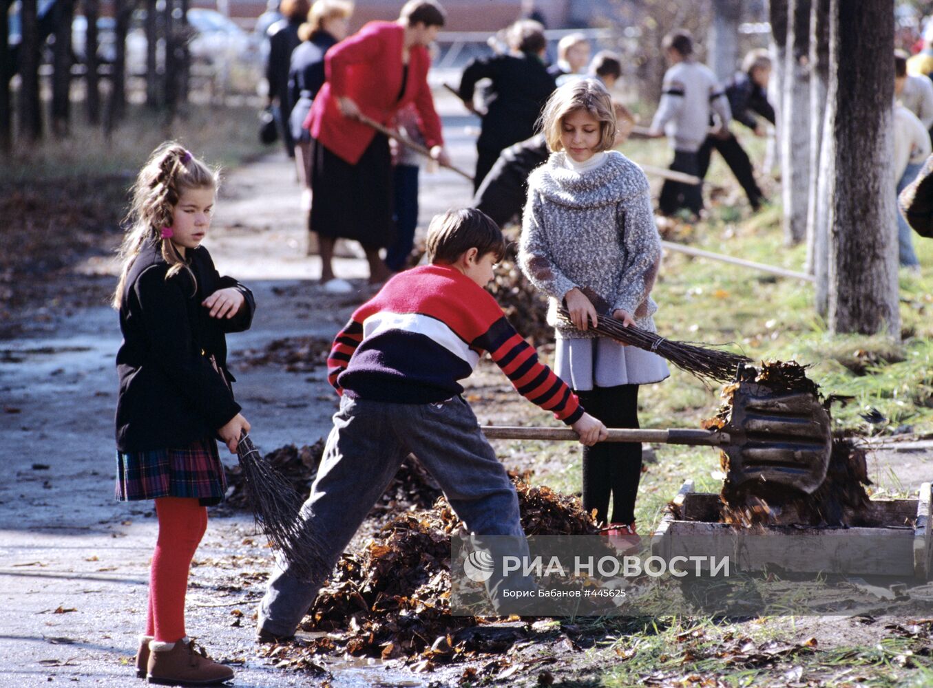 Школьники на уборке города