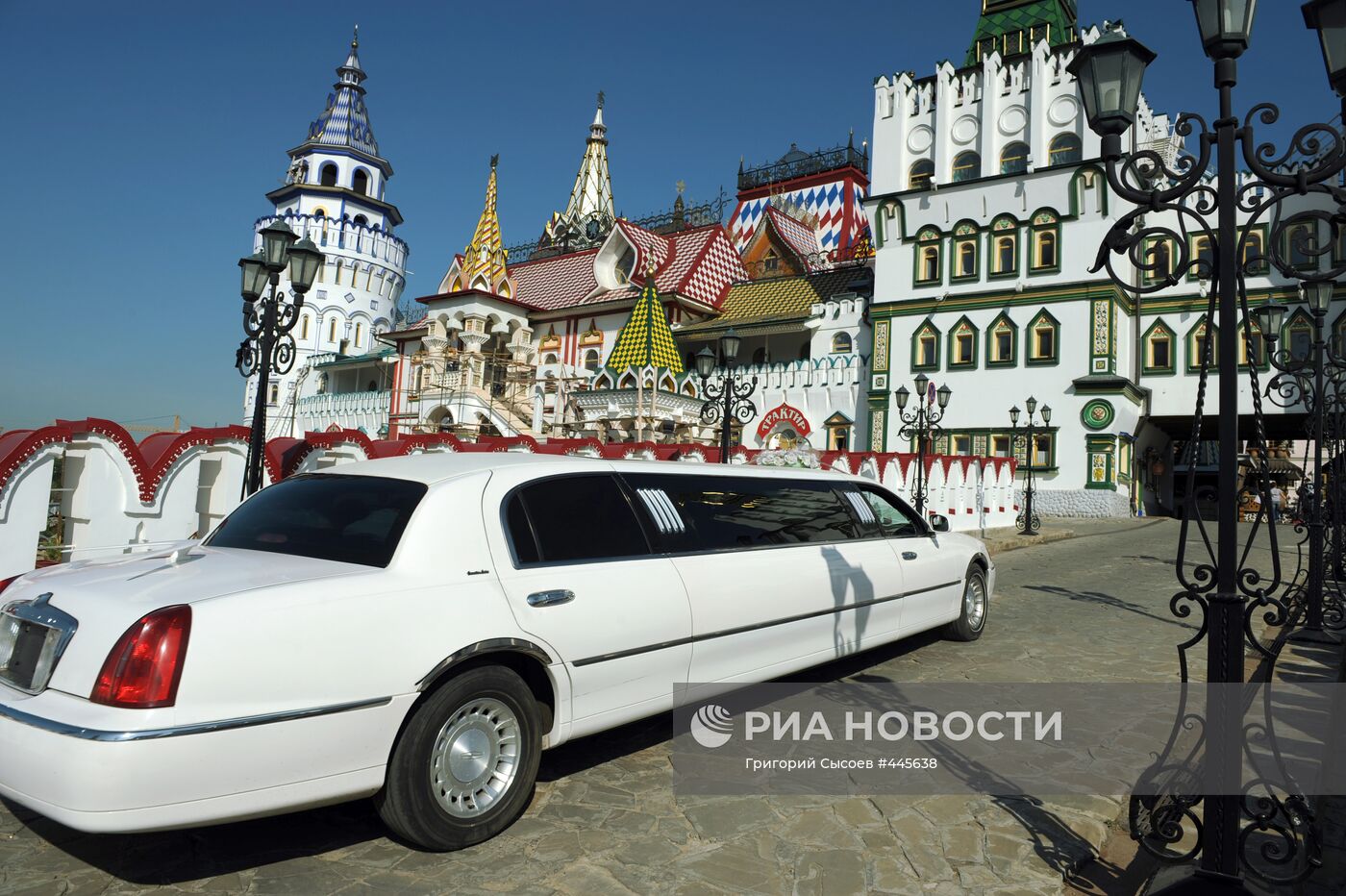 Лимузин с молодоженами у стен Измайловского Кремля
