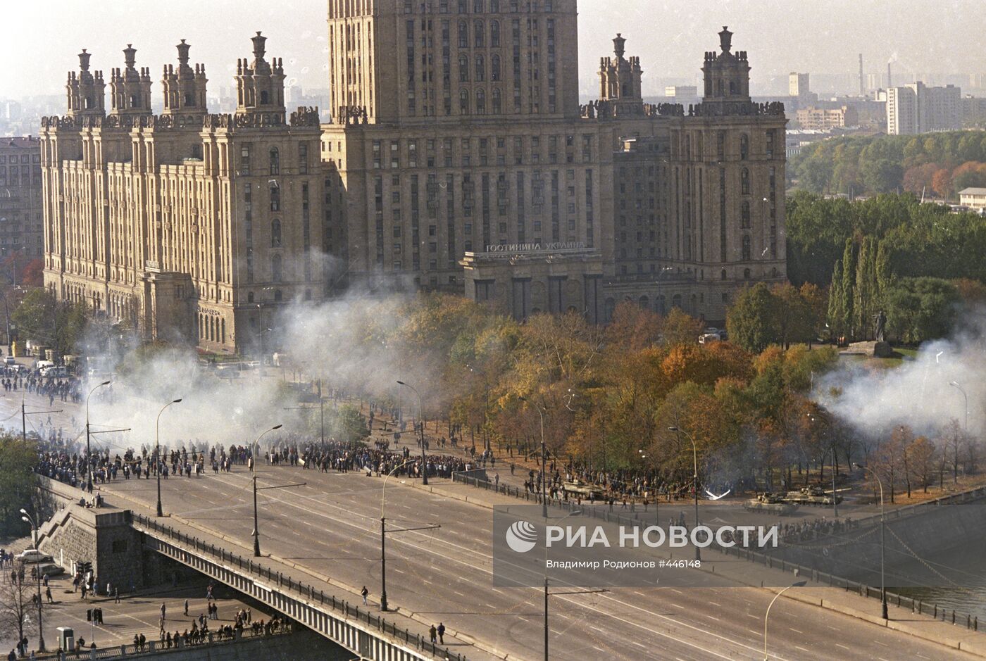 Бой на Калининском мосту на подступах к Белому дому