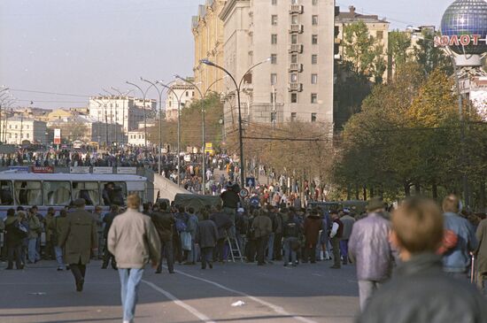 Колонна демонстрантов на Смоленской площади
