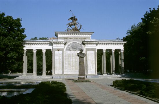 Памятники маршалу Георгию Жукову и Георгию Победоносцу