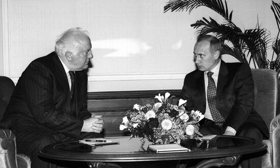 Президенты Грузии Эдуард Шеварднадзе и России Владимир Путин