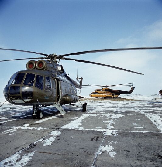 Вертолеты "МИ-6" и "МИ-8"