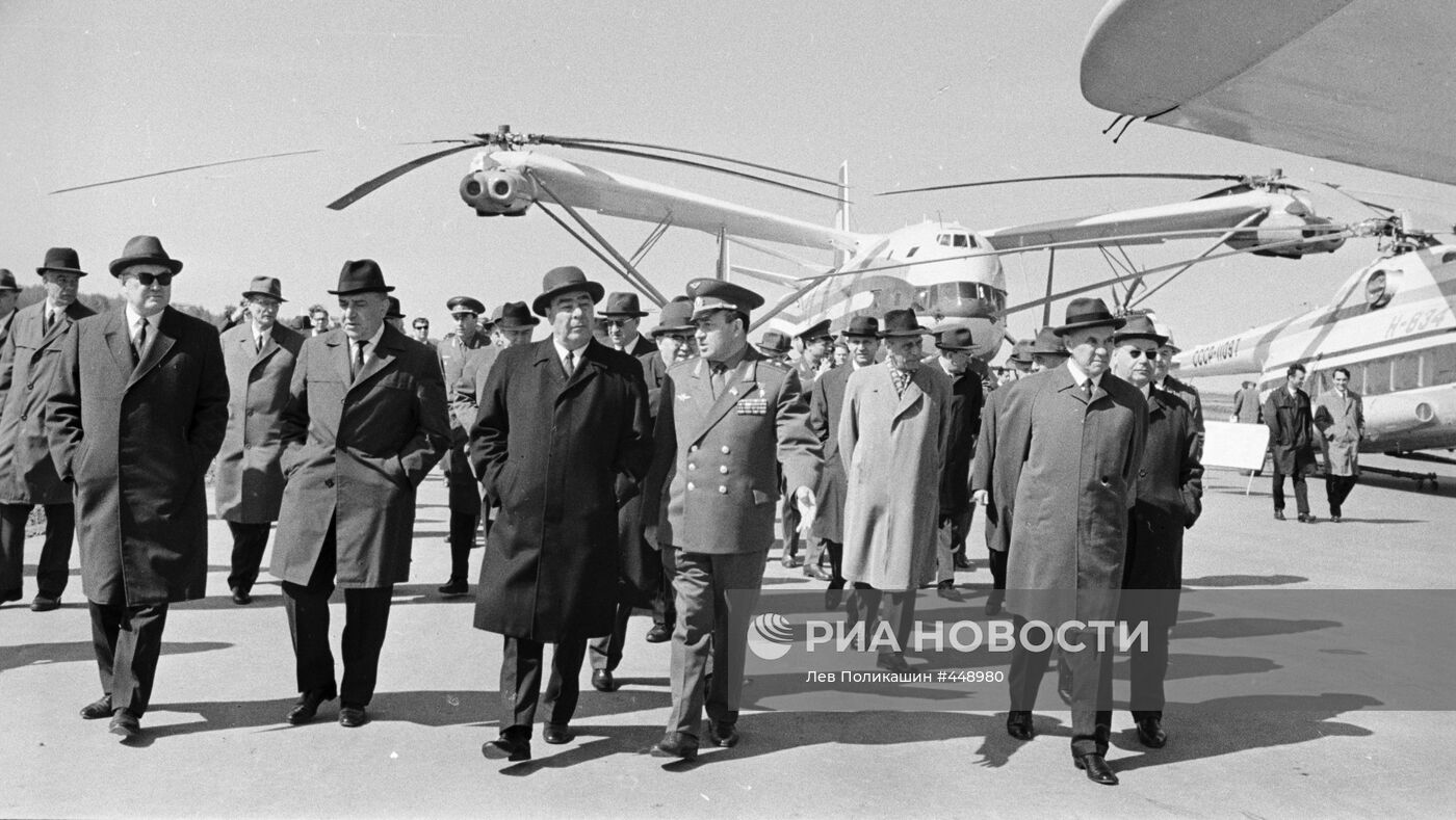 Руководители СССР осматривают авиатехнику