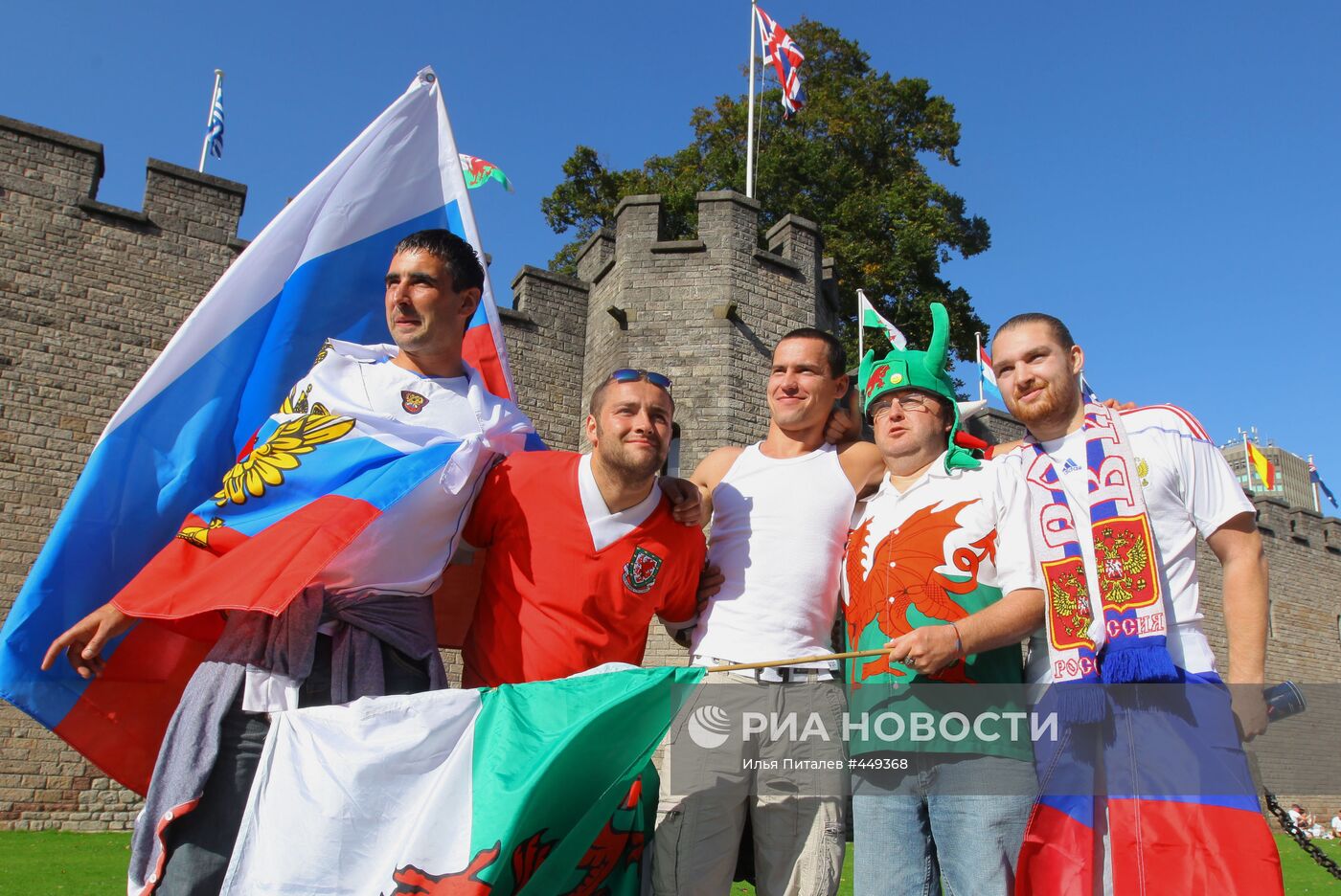 Болельщики сборных команд Уэльса и России в городе Кардиффе