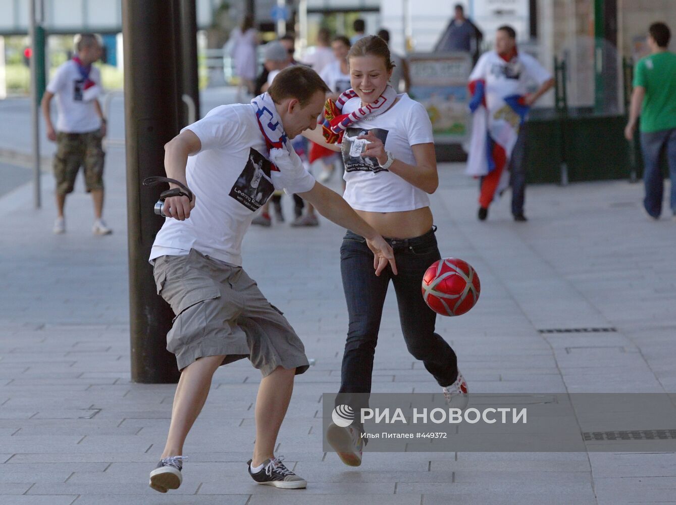 Болельщики сборной России в городе Кардиффе