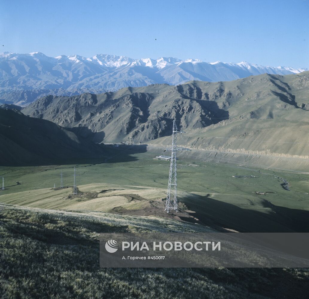 Высоковольтная линия электропередачи в горах Тянь-Шаня
