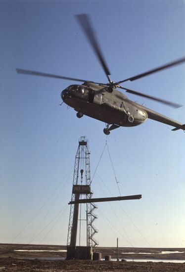 Доставка труб нефтяникам на вертолете "Ми-8"