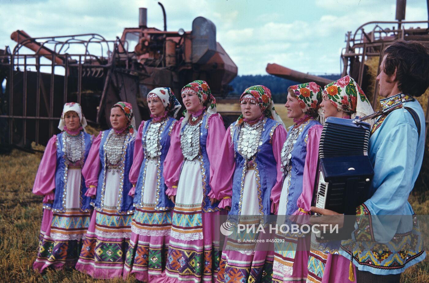 Ансамбль "Ялаки" выступает в колхозе