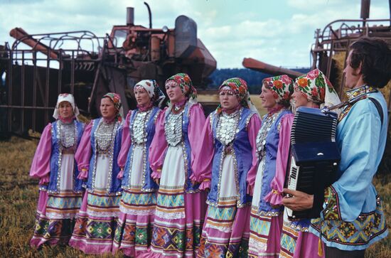 Ансамбль "Ялаки" выступает в колхозе