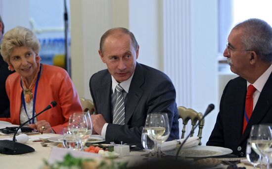 В. Путин встретился с участниками клуба "Валдай"