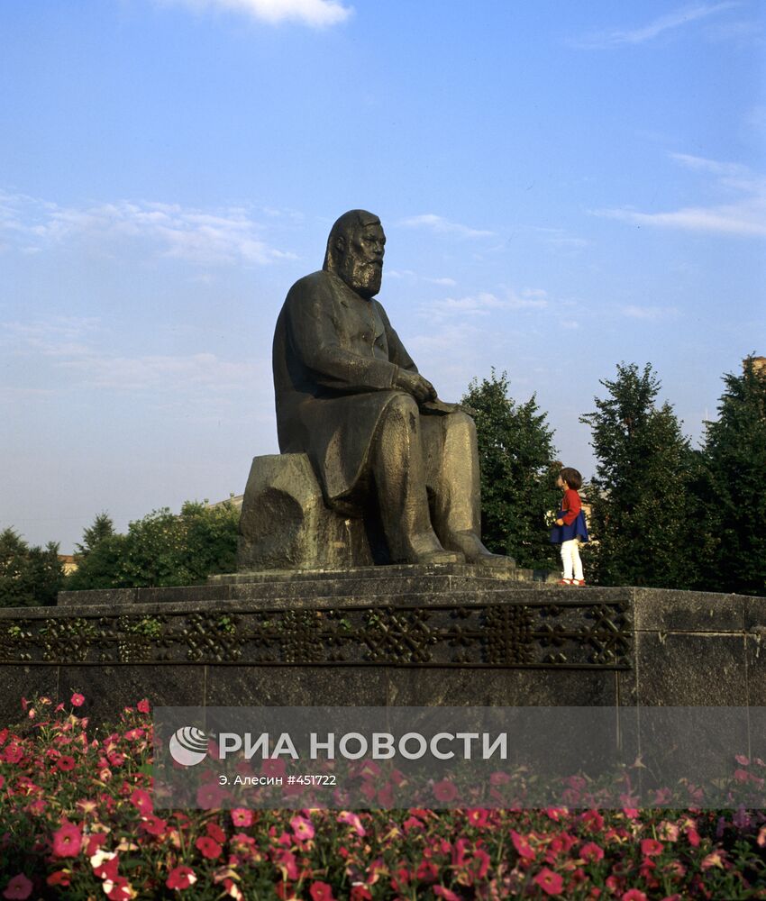 Памятник И.Я.Яковлеву