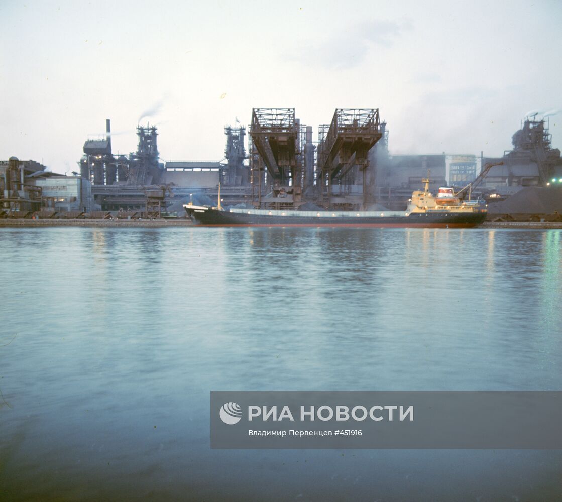Разгрузка агломератовоза в порту завода "Азовсталь"
