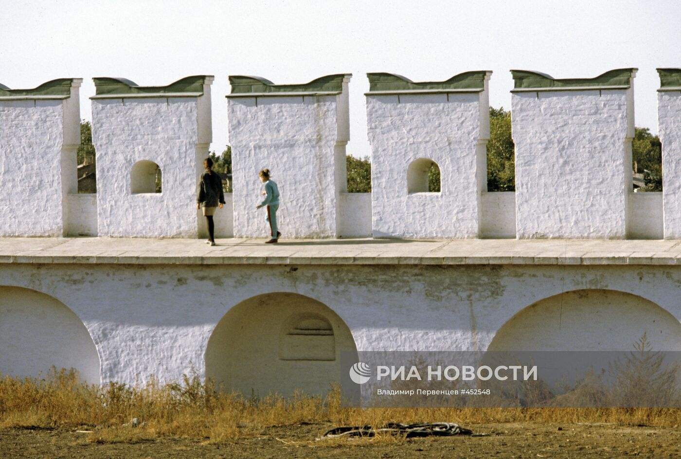 Вид на стену Астраханского кремля