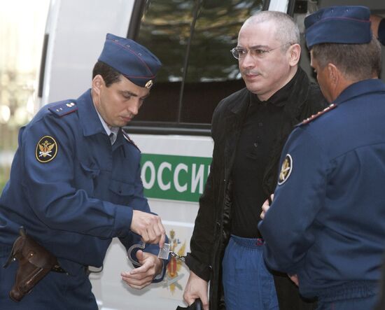М.Ходорковского доставили в суд