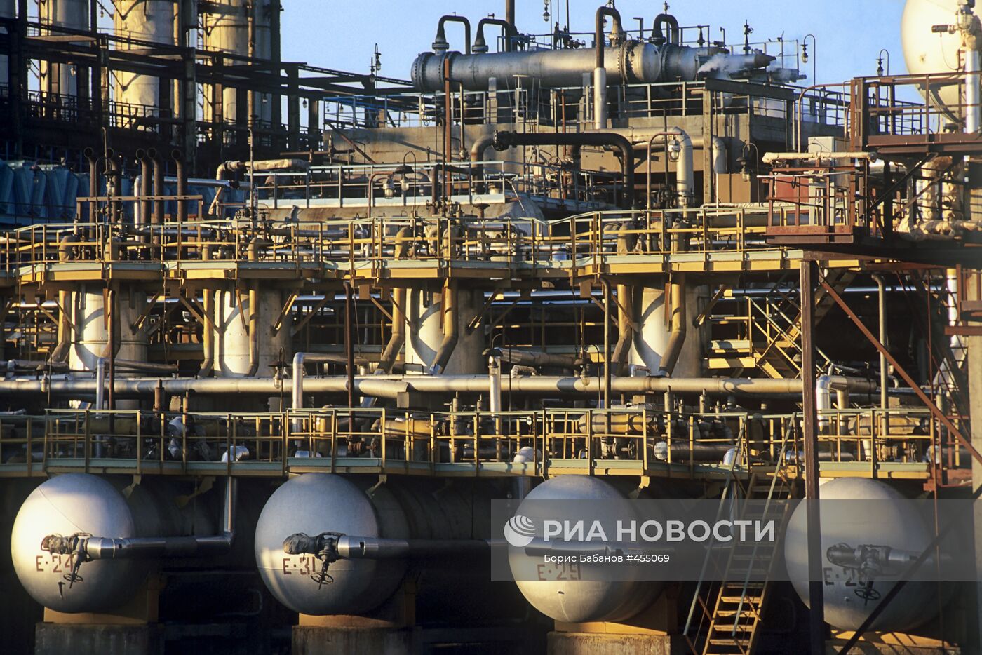 Нефтеперегонный завод ОАО "Сургутнефтегаз"