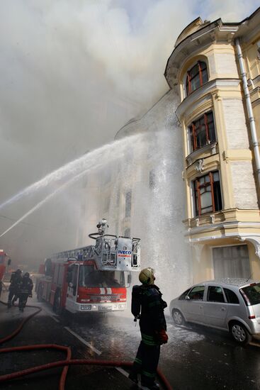 Крупный пожар в наполовину выселенном доме в центре Москвы