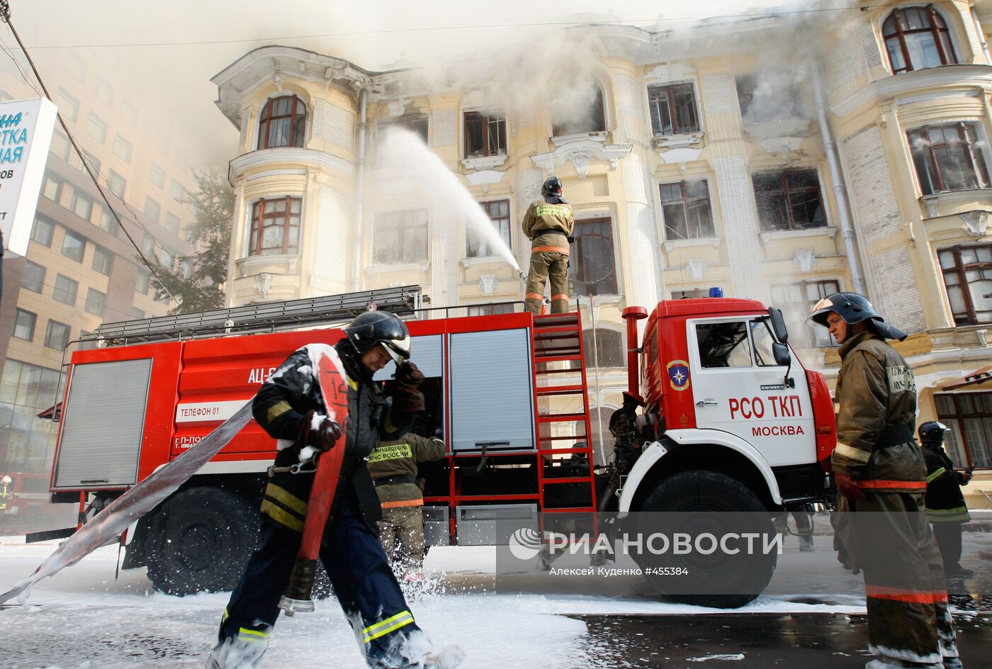 Крупный пожар в наполовину выселенном доме в центре Москвы
