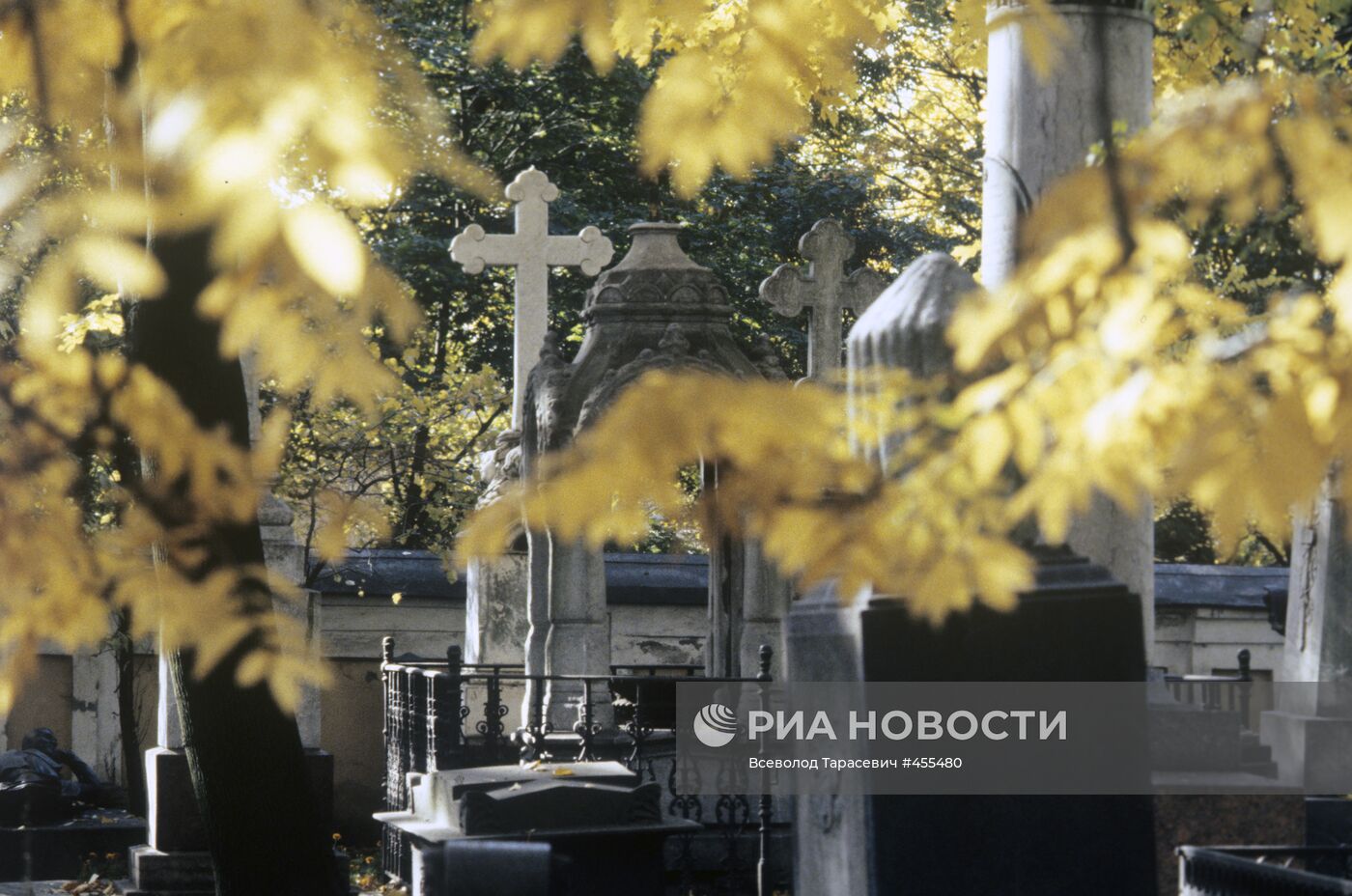Могильные надгробия в некрополе Александро-Невской Лавры