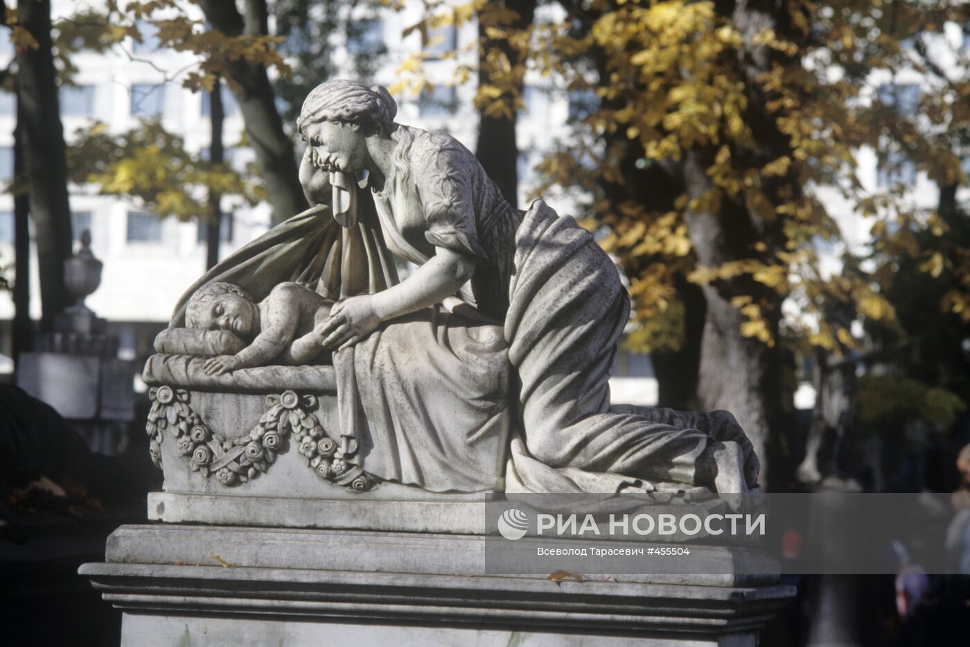 Могильное надгробие в некрополе Александро-Невской Лавры