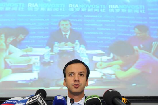 Помощник президента РФ А. Дворкович на пресс-конференции