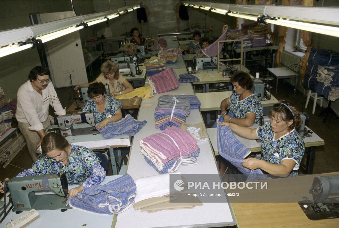 Работницы швейного цеха