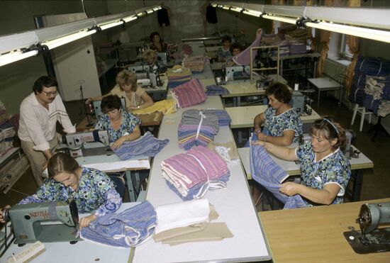 Работницы швейного цеха