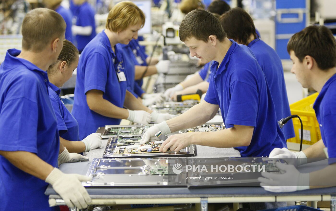 Работа завода компании Samsung Electronics в Калужской области