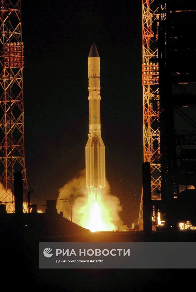 Старт ракеты-носителя "Протон"