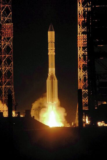Старт ракеты-носителя "Протон"