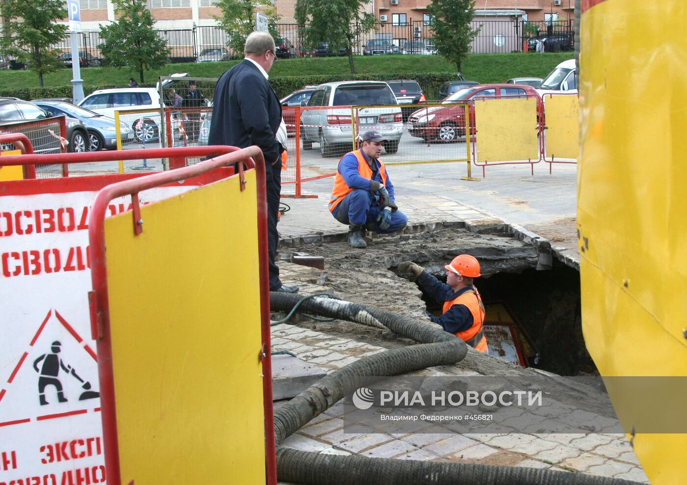 Провал грунта произошел на западе Москвы