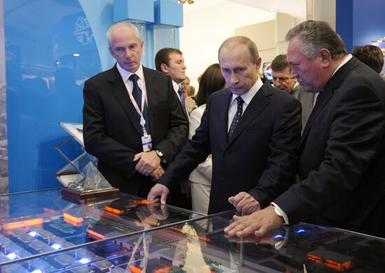 В. Путин, С.Костров и Н. Максюта на VIII Международном форуме