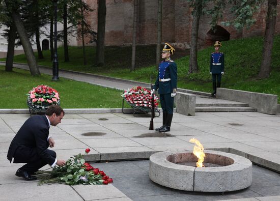 Д.Медведев возложил цветы к Вечному огню