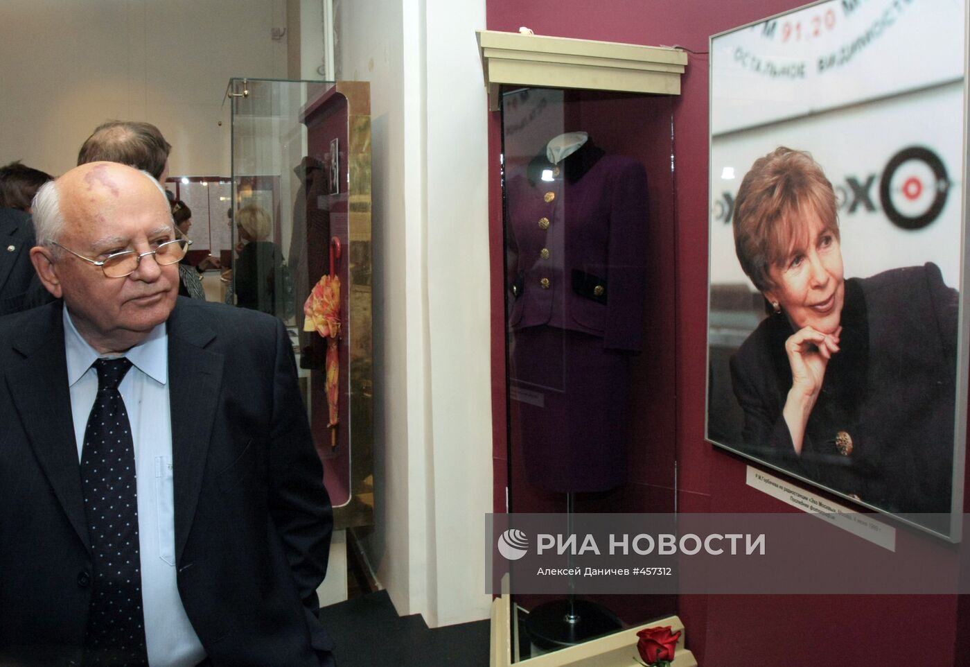 Открытие выставки памяти Раисы Горбачевой в Санкт-Петербурге