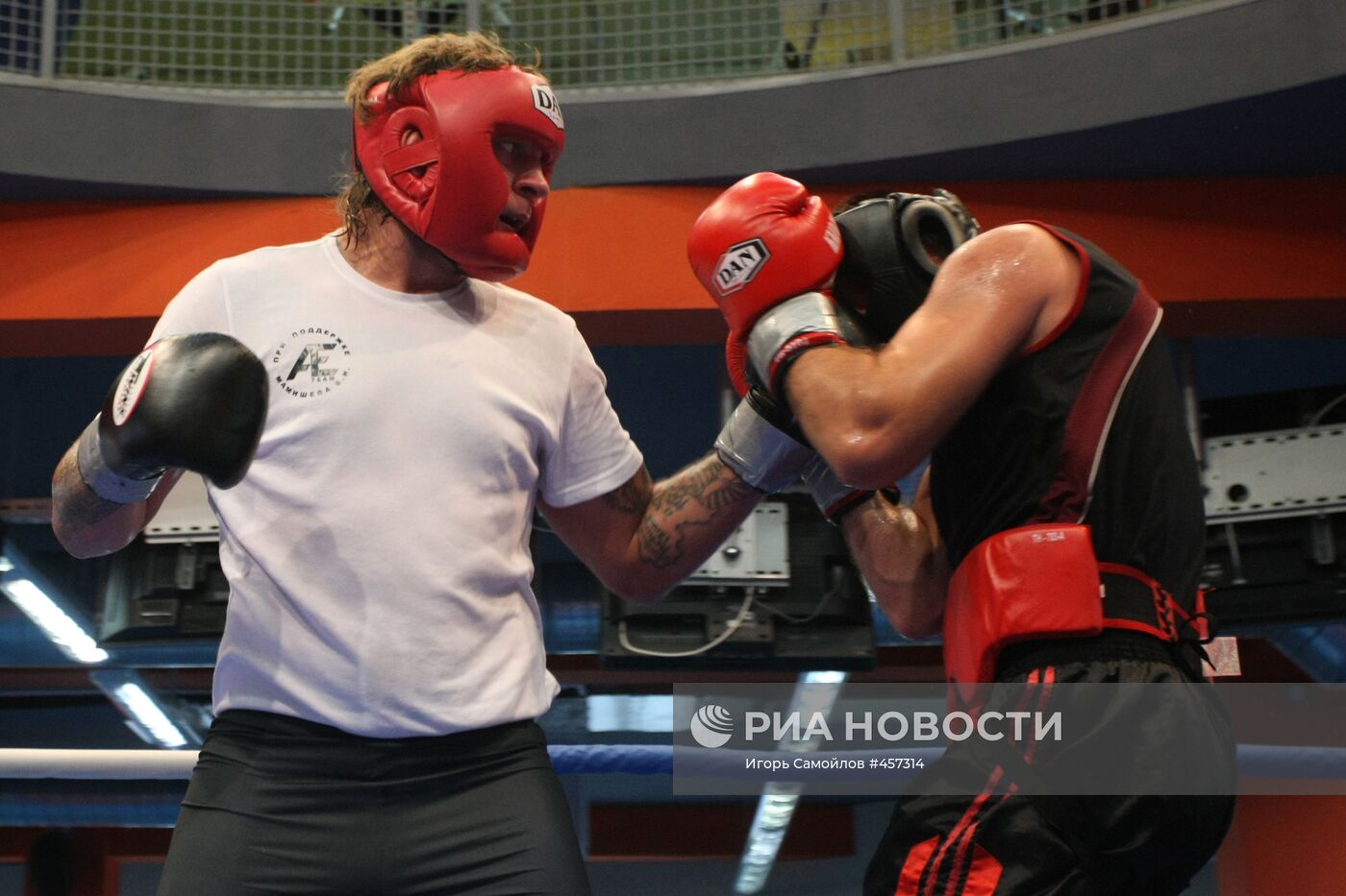 Спарринг между боксерами А. Емельяненко и В. Брудовым