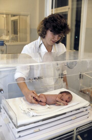 Медицинский работник с младенцем