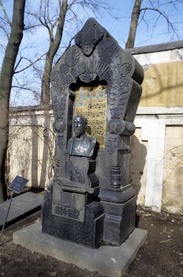 Памятник на могиле русского композитора А.П. Бородина