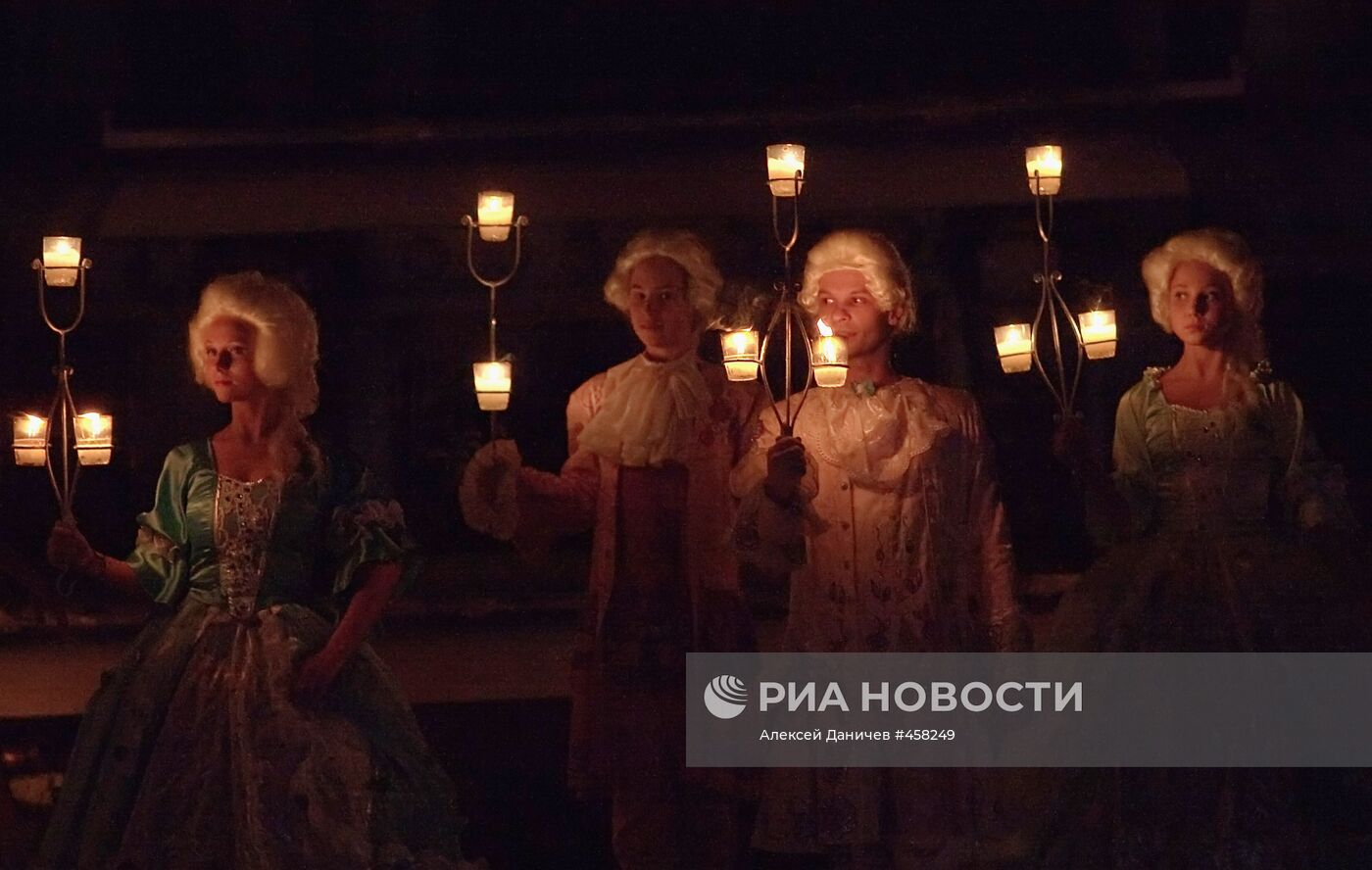 Светомузыкальный спектакль "Легенда четырех стихий" в Петергофе