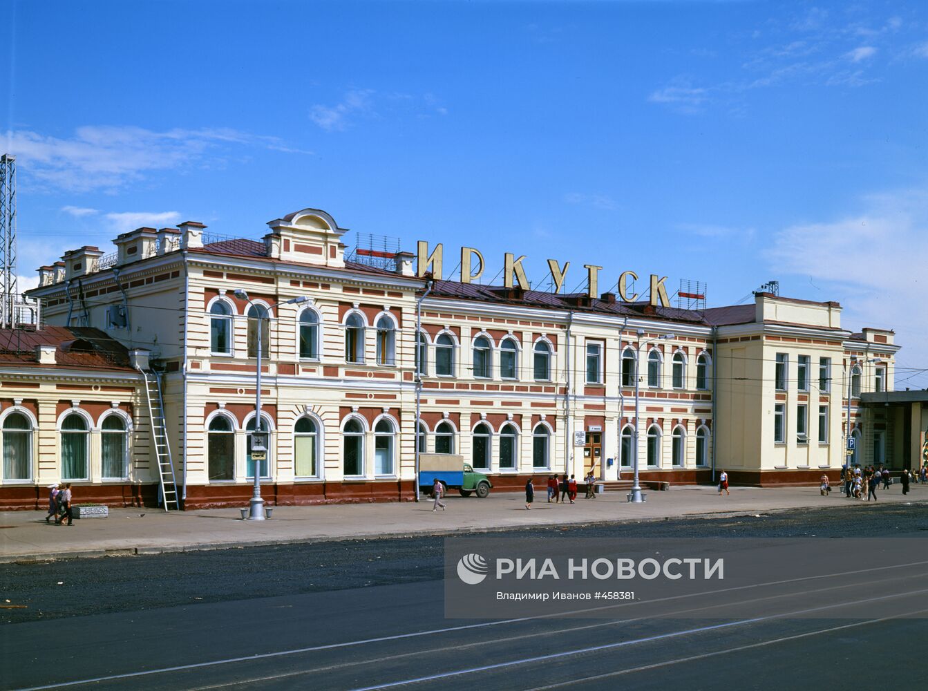 Здание железнодорожного вокзала в Иркутске