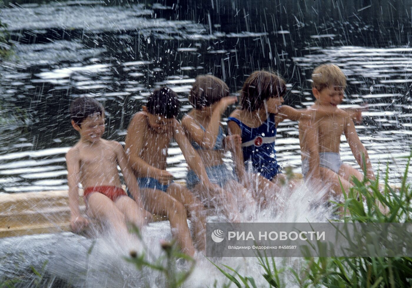 Дети во время купания в реке