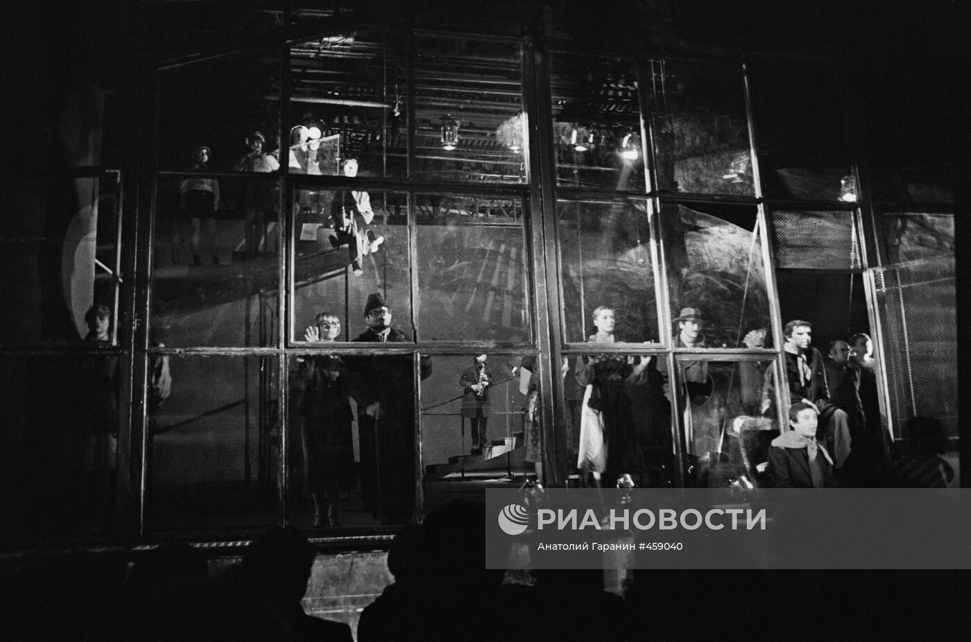 Спектакль "Дом на набережной" в театре на Таганке