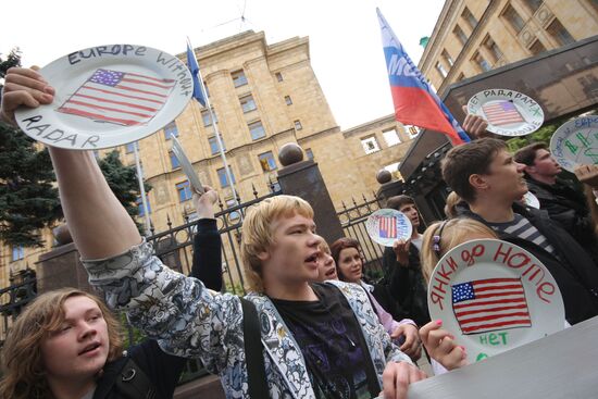 Акция движения "Россия молодая" у посольства Чехии в Москве