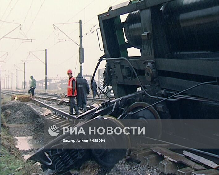 Восемь вагонов грузового поезда сошли с рельсов в Дагестане