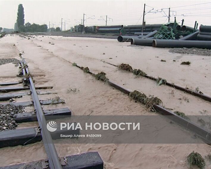 Восемь вагонов грузового поезда сошли с рельсов в Дагестане